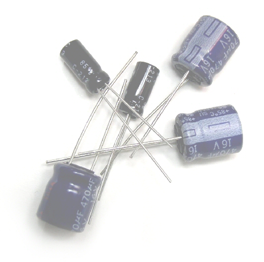 電源用電解コンデンサの大と小