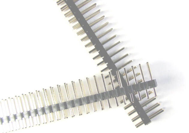 2列ピンヘッダーが2本重なった写真を淡く画像処理