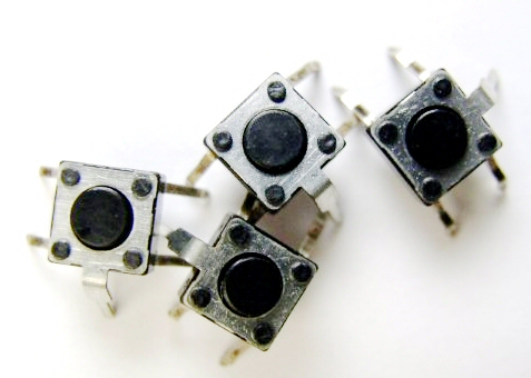 タクトスイッチの写真（鮮明）